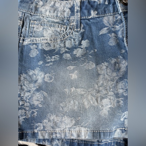 NWT Candies Woman’s 7 White Floral Blue Denim Shorts With Rhinestone Button - Picture 3 of 6